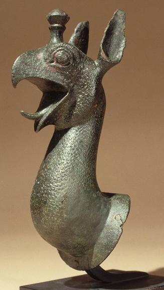Cauldron attachment in the form of a griffin's head