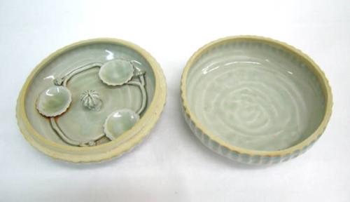 Cosmetic Container with Appliqué Dishes Inside