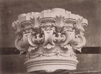 Chapiteau des colonnes supportant al 1re volée du grand escalier.