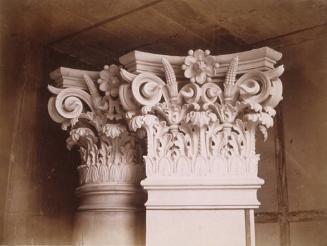 Chapiteau des colonnes et des pilastres de la salle.