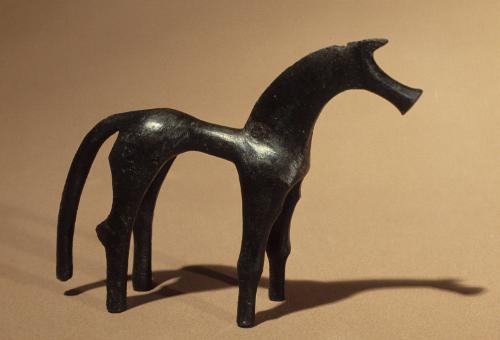 Cauldron attachment in the form of a horse