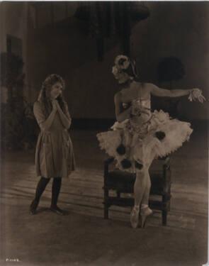 Mary Pickford visiting set of "Little Annie Rooney"