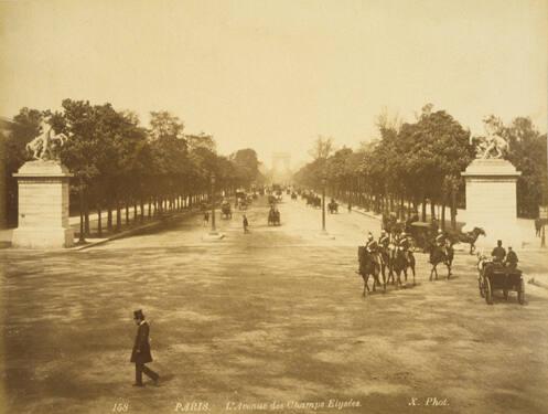 Paris L'Avenue des Champs-Élysées (a) Paris Le Pont au Change et le Palais de Justice (b)