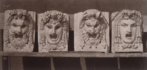 Masques des consoles. Baies de la loggia.