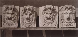 Masques des consoles. Baies de la loggia.