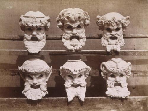 Masques du vestibule du contrôle.