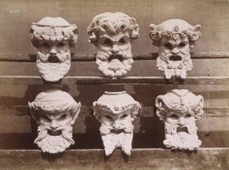 Masques du vestibule du contrôle.