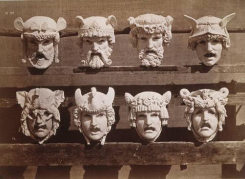 Masques des cheminées des bâtiments de l'administration