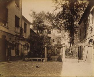 Entrance of the Hotel de la Brinvilliers