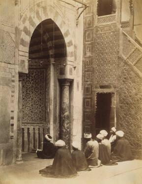 Prières devant le mihrab