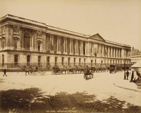 Paris Colonnade de Louvre (a) Paris Le Louvre (b)