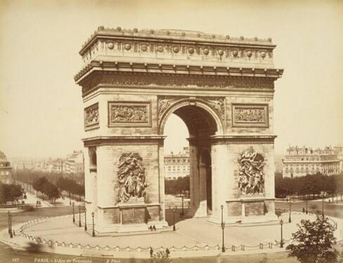 Paris L'Arc de Triomphe (a) L'Arc de Triomphe du Carrousel (b)